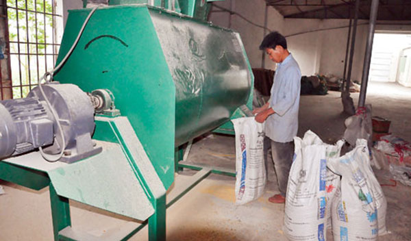 Ông Long đã đầu tư máy móc hiện đại để tự túc sản xuất thức ăn sạch Ông Long đã đầu tư máy móc hiện đại để tự túc sản xuất thức ăn sạch