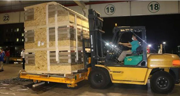 Chiều tối 27/7, một chuyên cơ riêng chở 750 con heo giống cụ kỵ (GGP) từ Đan Mạch đã về đến sân bay Tân Sơn Nhất, TP.HCM. Chiều tối 27/7, một chuyên cơ riêng chở 750 con heo giống cụ kỵ (GGP) từ Đan Mạch đã về đến sân bay Tân Sơn Nhất, TP.HCM.