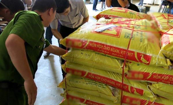 Lực lượng chức năng phát hiện doanh nghiệp sản xuất thức ăn chăn nuôi tại tỉnh Hải Dương sử dụng chất Cysteamine.Ảnh: MINH LONG Lực lượng chức năng phát hiện doanh nghiệp sản xuất thức ăn chăn nuôi tại tỉnh Hải Dương sử dụng chất Cysteamine.Ảnh: MINH LONG
