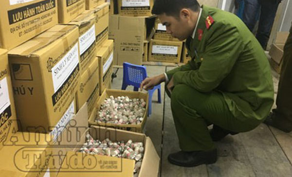 Lực lượng chức năng kiểm tra số thuốc bị tiêu hủy Lực lượng chức năng kiểm tra số thuốc bị tiêu hủy
