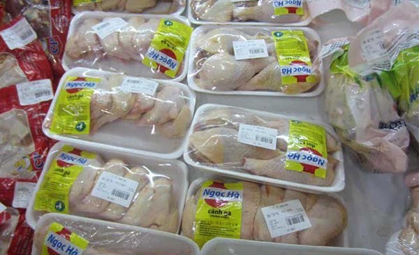 Giá thịt đến tay người tiêu dùng cao gấp 2-3 lần giá xuất chuồng, bởi phải cõng biết bao chi phí. Ảnh: T.Trang Giá thịt đến tay người tiêu dùng cao gấp 2-3 lần giá xuất chuồng, bởi phải cõng biết bao chi phí. Ảnh: T.Trang