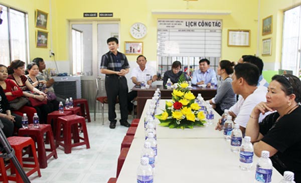 Người chăn nuôi và thương lái làm việc tại Hiệp hội Chăn nuôi Đồng Nai về những khó khăn khi triển khai đề án quản lý, nhận diện và truy xuất nguồn gốc thịt heo. Người chăn nuôi và thương lái làm việc tại Hiệp hội Chăn nuôi Đồng Nai về những khó khăn khi triển khai đề án quản lý, nhận diện và truy xuất nguồn gốc thịt heo.