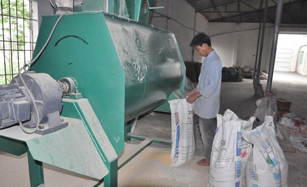 Công nhân sản xuất cám phục vụ đàn heo tại trang trại của ông Long ở huyện Thanh Oai (Hà Nội). Công nhân sản xuất cám phục vụ đàn heo tại trang trại của ông Long ở huyện Thanh Oai (Hà Nội).