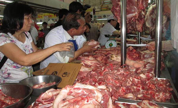 Điểm bán thịt heo VietGap tại chợ Hòa Bình sẵn sàng ngưng kinh doanh để nông dân Đồng Nai mượn bán thịt giá rẻ Điểm bán thịt heo VietGap tại chợ Hòa Bình sẵn sàng ngưng kinh doanh để nông dân Đồng Nai mượn bán thịt giá rẻ