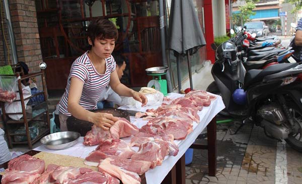 Trong bối cảnh giá heo rẻ, Hội Nông dân Thành phố Hà Nội đã giúp người chăn nuôi heo kết nối tiêu thụ trực tiếp với người tiêu dùng bằng việc mở điểm bán thịt heo tại 33 Nguyễn Chí Thanh, quận Ba Đình, Hà Nội. Trong bối cảnh giá heo rẻ, Hội Nông dân Thành phố Hà Nội đã giúp người chăn nuôi heo kết nối tiêu thụ trực tiếp với người tiêu dùng bằng việc mở điểm bán thịt heo tại 33 Nguyễn Chí Thanh, quận Ba Đình, Hà Nội.