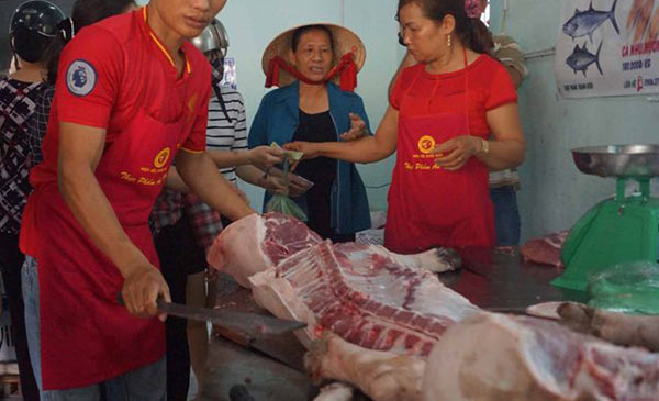 Hiệp hội chăn nuôi Đồng Nai tham gia giải cứu thịt heo. Ảnh: Thuận Hải Hiệp hội chăn nuôi Đồng Nai tham gia giải cứu thịt heo. Ảnh: Thuận Hải