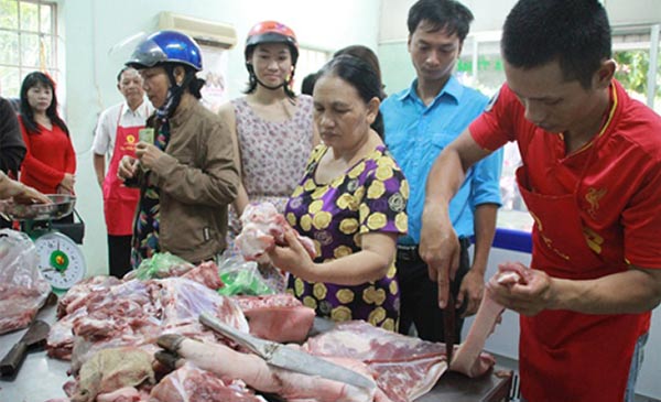 Người dân mua thịt heo tại cửa hàng bình ổn giá, thành phố Biên Hòa, tỉnh Đồng Nai. Ảnh: Lê Xuân Người dân mua thịt heo tại cửa hàng bình ổn giá, thành phố Biên Hòa, tỉnh Đồng Nai. Ảnh: Lê Xuân