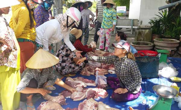 Người nuôi xẻ thịt heo bán Người nuôi xẻ thịt heo bán