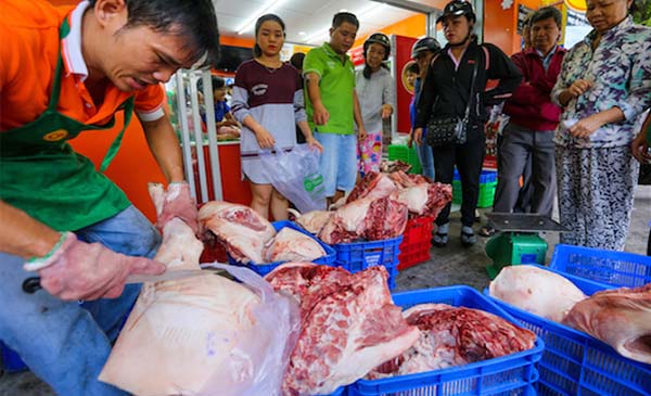 Người dân mua thịt heo tại một điểm bán bình ổn giá ở TP.Hồ Chí Minh. Ảnh: I.T Người dân mua thịt heo tại một điểm bán bình ổn giá ở TP.Hồ Chí Minh. Ảnh: I.T