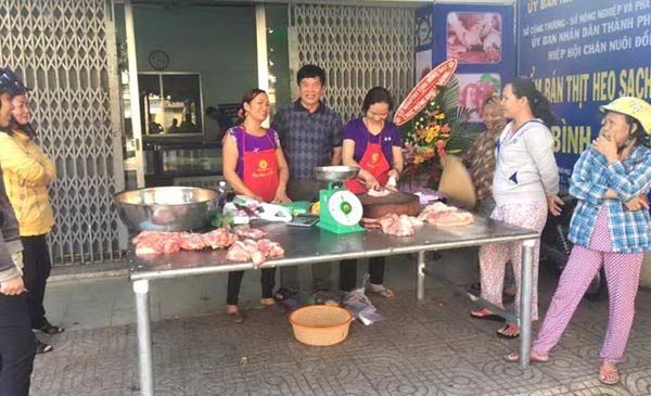 Nhiều nơi bán thịt heo giá rẻ để giải cứu heo khủng hoảng thừa Nhiều nơi bán thịt heo giá rẻ để giải cứu heo khủng hoảng thừa