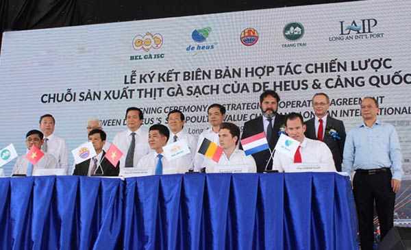 Các khách mời tham dự buổi lễ Các khách mời tham dự buổi lễ