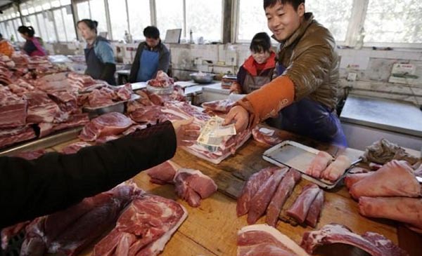 Khách hàng mua thịt heo ở một khu chợ tại Bắc Kinh, Trung Quốc. Ảnh: Reuters Khách hàng mua thịt heo ở một khu chợ tại Bắc Kinh, Trung Quốc. Ảnh: Reuters