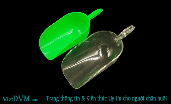 Một số dụng cụ xúc cám cho heo thường dùng. Một số dụng cụ xúc cám cho heo thường dùng.