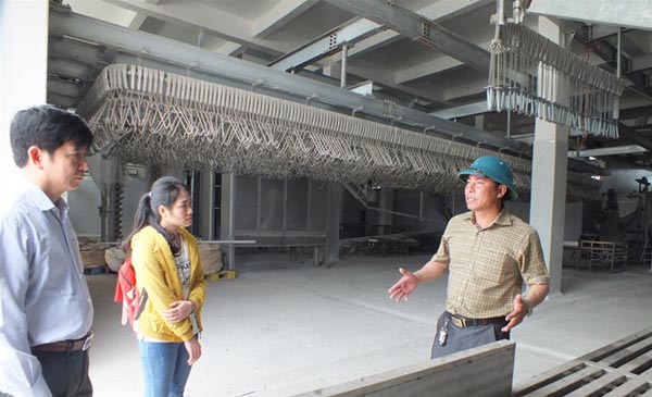 Ông Vũ Trọng Nghĩa (đội mũ), GĐ Cty Biển Đông giới thiệu dây chuyền giết mổ – chế biến thịt lợn hàng trăm tỉ đồng nhưng chưa biết bao giờ có thể hoạt động Ông Vũ Trọng Nghĩa (đội mũ), GĐ Cty Biển Đông giới thiệu dây chuyền giết mổ – chế biến thịt lợn hàng trăm tỉ đồng nhưng chưa biết bao giờ có thể hoạt động