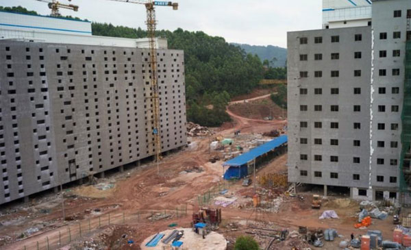 Bên cạnh đó, trang trại 13 tầng cũng đang được xây dựng. Bên cạnh đó, trang trại 13 tầng cũng đang được xây dựng.