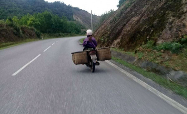 Người dân chia nhỏ thịt lợn, dùng xe máy vận chuyển trái phép thịt lợn qua biên giới vào nội địa tiêu thụ. Ảnh: Nguyễn Quý Người dân chia nhỏ thịt lợn, dùng xe máy vận chuyển trái phép thịt lợn qua biên giới vào nội địa tiêu thụ. Ảnh: Nguyễn Quý