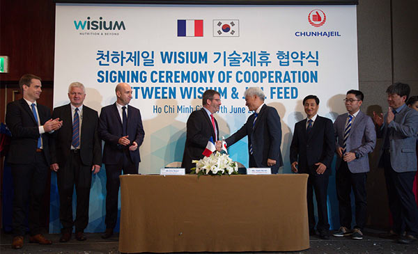 Giám đốc điều hành của Wisium và Jeil Feed bắt tay thắt chặt mối quan hệ hợp tác bền vững của 2 bên Giám đốc điều hành của Wisium và Jeil Feed bắt tay thắt chặt mối quan hệ hợp tác bền vững của 2 bên