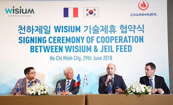 Ông Eric Carfi, Giám đốc phát triển kinh doanh Wisium Châu Á (thứ 2 từ phải sang) trả lời câu hỏi của khách tham dự lễ ký kết Ông Eric Carfi, Giám đốc phát triển kinh doanh Wisium Châu Á (thứ 2 từ phải sang) trả lời câu hỏi của khách tham dự lễ ký kết