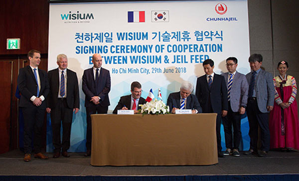 Ông Eric Nojac, CEO Neovia Châu Á và ông Yoon Ha Un, CEO Jeil Feed ký biên bản hợp tác Ông Eric Nojac, CEO Neovia Châu Á và ông Yoon Ha Un, CEO Jeil Feed ký biên bản hợp tác