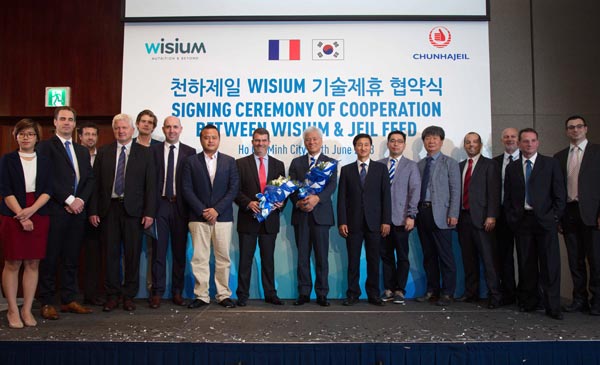 Toàn thể thành viên đại diện cho Wisium và Jeil Feed chụp hình lưu niệm Toàn thể thành viên đại diện cho Wisium và Jeil Feed chụp hình lưu niệm