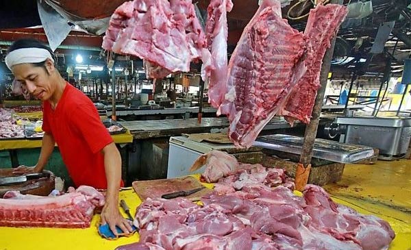 Một người bán thịt heo ở Kamuning, thành phố Quezon - thành phố đông dân nhất của Philippines. Một người bán thịt heo ở Kamuning, thành phố Quezon - thành phố đông dân nhất của Philippines.