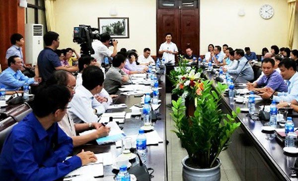 Đại diện Tập đoàn chăn nuôi Dabaco cam kết giảm giá lợn hơi. Ảnh: Đình Thắng Đại diện Tập đoàn chăn nuôi Dabaco cam kết giảm giá lợn hơi. Ảnh: Đình Thắng