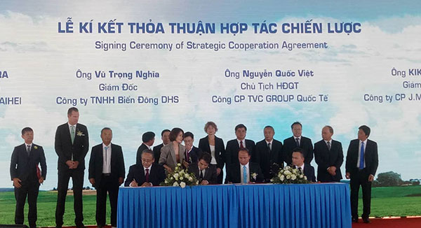 Ông Vũ Trọng Nghĩa (ngồi thứ 2 từ phải sang) và các đối tác Hàn Quốc, Nhật Bản ký cam kết hợp tác. Ảnh: M.H Ông Vũ Trọng Nghĩa (ngồi thứ 2 từ phải sang) và các đối tác Hàn Quốc, Nhật Bản ký cam kết hợp tác. Ảnh: M.H