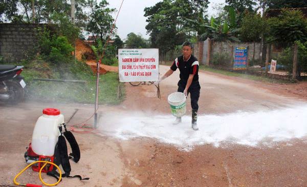 Người dân đang rắc vôi bột khử trùng ổ dịch tả lợn châu Phi tại huyện Phú Bình, Thái Nguyên. (Ảnh: baothainguyen) Người dân đang rắc vôi bột khử trùng ổ dịch tả lợn châu Phi tại huyện Phú Bình, Thái Nguyên. (Ảnh: baothainguyen)