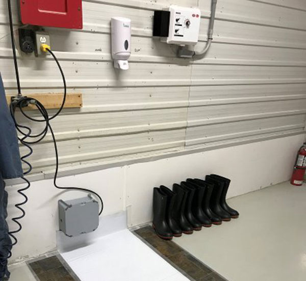 Trong thử nghiệm ở đại học Montreal, Canada, thẻ RFID được đặt trong ủng của trại. Trong thử nghiệm ở đại học Montreal, Canada, thẻ RFID được đặt trong ủng của trại.