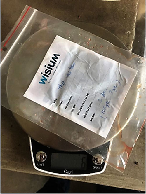 Túi zip và cân được sử dụng trong việc đánh giá độ rỉ nước của thịt heo Túi zip và cân được sử dụng trong việc đánh giá độ rỉ nước của thịt heo