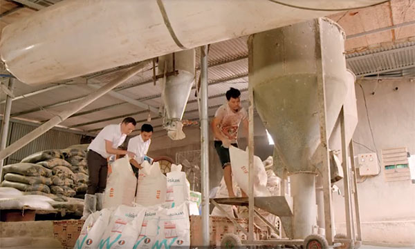 Sử dụng thức ăn tự trộn tại trại Sử dụng thức ăn tự trộn tại trại