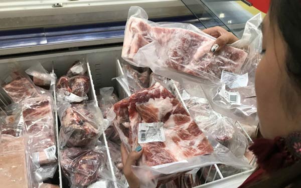 Thịt heo nhập khẩu xuất xứ Ba Lan được bán tại một siêu thị ở quận 2, TP.HCM - Ảnh: QUANG ĐỊNH Thịt heo nhập khẩu xuất xứ Ba Lan được bán tại một siêu thị ở quận 2, TP.HCM - Ảnh: QUANG ĐỊNH
