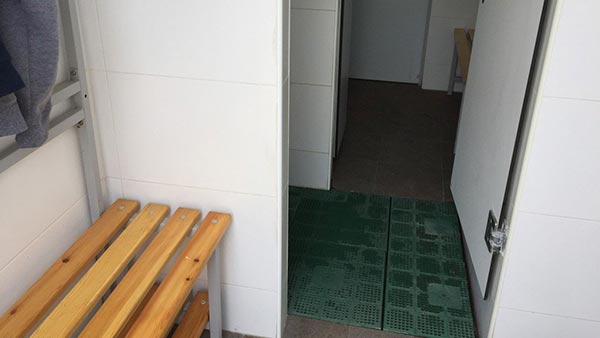 Hình 5: Phân chia vật lý giữa khu sạch và khu bẩn bằng phòng tắm Hình 5: Phân chia vật lý giữa khu sạch và khu bẩn bằng phòng tắm