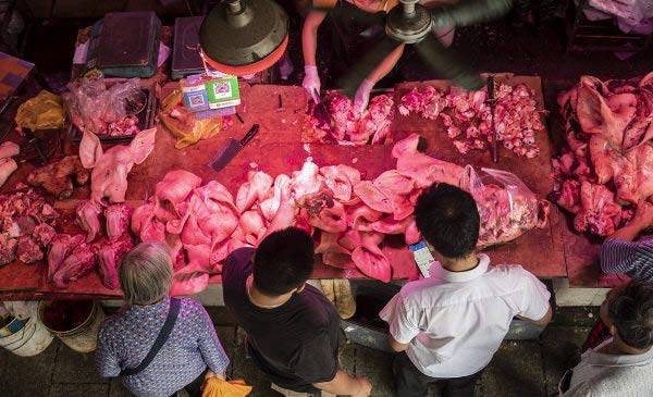 Người dân mua tai heo ở một khu chợ tỉnh TP. Nam Ninh, thủ phủ của Khu tự trị dân tộc Choang Quảng Tây, Trung Quốc. Ảnh: Bloomberg Người dân mua tai heo ở một khu chợ tỉnh TP. Nam Ninh, thủ phủ của Khu tự trị dân tộc Choang Quảng Tây, Trung Quốc. Ảnh: Bloomberg