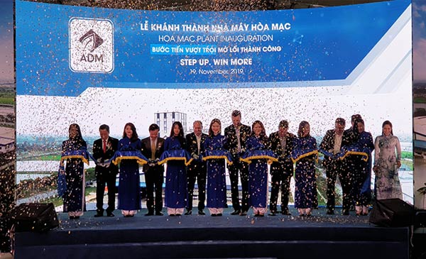 Nghi thức cắt băng khánh thành nhà máy sản xuất thức ăn chăn nuôi ADM Hòa Mạc Nghi thức cắt băng khánh thành nhà máy sản xuất thức ăn chăn nuôi ADM Hòa Mạc