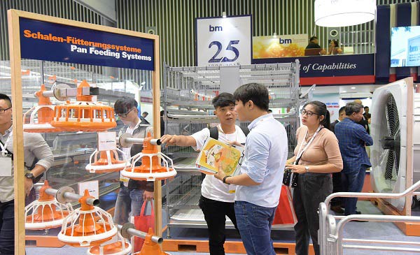 Triển lãm là cơ hội để khách tham quan trực tiếp tìm hiểu các công nghệ chăn nuôi mới Triển lãm là cơ hội để khách tham quan trực tiếp tìm hiểu các công nghệ chăn nuôi mới