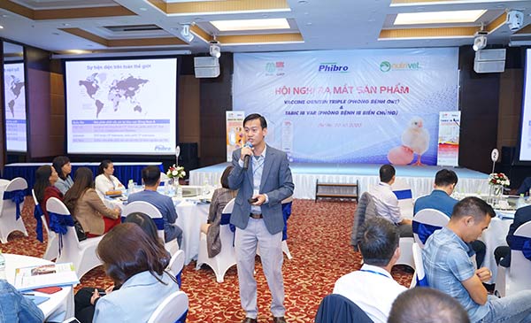 ông Trần Bảo Tín - Trưởng văn phòng đại diện công ty Phibro Animal Health USA chia sẻ những thông tin kỹ thuật về bệnh ORT và IB trên gà ông Trần Bảo Tín - Trưởng văn phòng đại diện công ty Phibro Animal Health USA chia sẻ những thông tin kỹ thuật về bệnh ORT và IB trên gà