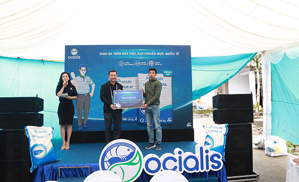 Trao dụng cụ học tập tại Trường tiểu học Bản Khoang 1 Xã Ngũ Chỉ Sơn, Sapa Trao dụng cụ học tập tại Trường tiểu học Bản Khoang 1 Xã Ngũ Chỉ Sơn, Sapa
