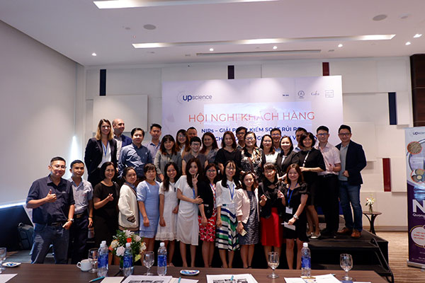 Chụp hình kỷ niệm sau khi kết thúc buổi hội thảo Chụp hình kỷ niệm sau khi kết thúc buổi hội thảo