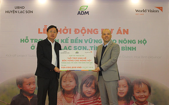 Ông Bùi Thanh Tùng Phó chủ tịch UBND huyện và Tiến sĩ Ông Pierre Domp GĐ Marketing và phát triển kinh doanh ADM dinh dưỡng vật nuôi Châu Á Ông Bùi Thanh Tùng Phó chủ tịch UBND huyện và Tiến sĩ Ông Pierre Domp GĐ Marketing và phát triển kinh doanh ADM dinh dưỡng vật nuôi Châu Á