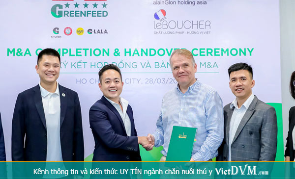 Ông Quang Thanh Cường, Tổng giám đốc ngành thực phẩm, GreenFeed Việt Nam (thứ 2 từ trái sang) bắt tay ông Glon Benoit Alain, Giám đốc điều hành LeBoucher, sau khi ký kết quyết định sáp nhập. Ảnh: DNCC Ông Quang Thanh Cường, Tổng giám đốc ngành thực phẩm, GreenFeed Việt Nam (thứ 2 từ trái sang) bắt tay ông Glon Benoit Alain, Giám đốc điều hành LeBoucher, sau khi ký kết quyết định sáp nhập. Ảnh: DNCC