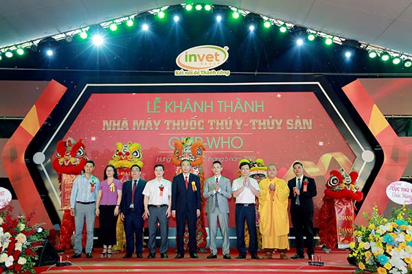 Khách mời chụp ảnh lưu niệm tại buổi lễ Khách mời chụp ảnh lưu niệm tại buổi lễ