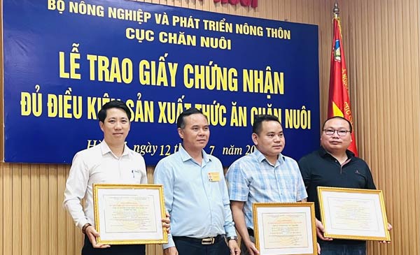 Ông Phạm Kim Đăng, Phó Cục trưởng Cục Chăn nuôi trao giấy chứng nhận đủ điều kiện sản xuất thức ăn chăn nuôi cho các doanh nghiệp. Ảnh: Hồng Thắm Ông Phạm Kim Đăng, Phó Cục trưởng Cục Chăn nuôi trao giấy chứng nhận đủ điều kiện sản xuất thức ăn chăn nuôi cho các doanh nghiệp. Ảnh: Hồng Thắm